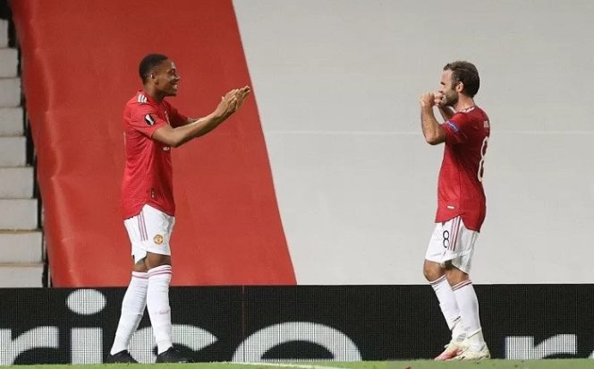 					Penyerang Manchester United, Anthony Martial (kiri), melakukan selebrasi bersama Juan Mata seusai mencetak gol penentu kemenangan atas LASK Linz dalam laga leg kedua babak 16 besar Liga Europa di Stadion Old Trafford, Manchester, Inggris, Rabu (5/8/2020) waktu setempat. (ANTARA/REUTERS/Carl Recine)