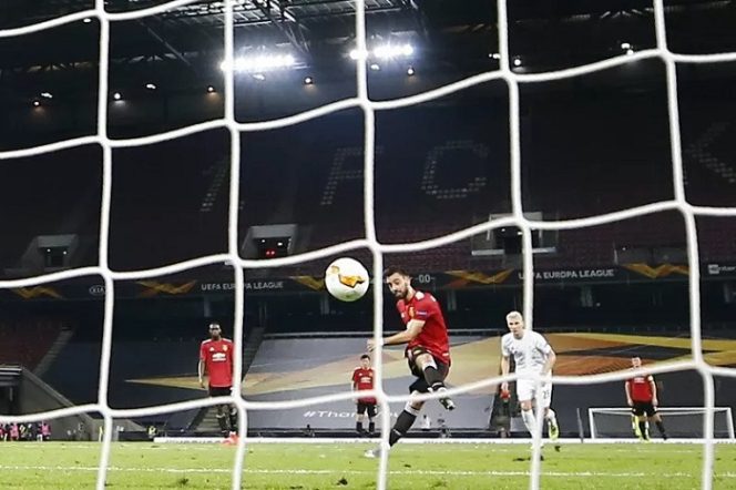 					Gelandang Manchester United Bruno Fernandes mencetak gol penentu kemenangan yang membawa MU ke semifinal Liga Europa dalam pertandingan perempatfinal melawan FC Copenhagen di RheinEnergieStadion, Cologne, Jerman, pada 10 Agustus 2020. (Pool via Reuters/Wolfgang Rattay)