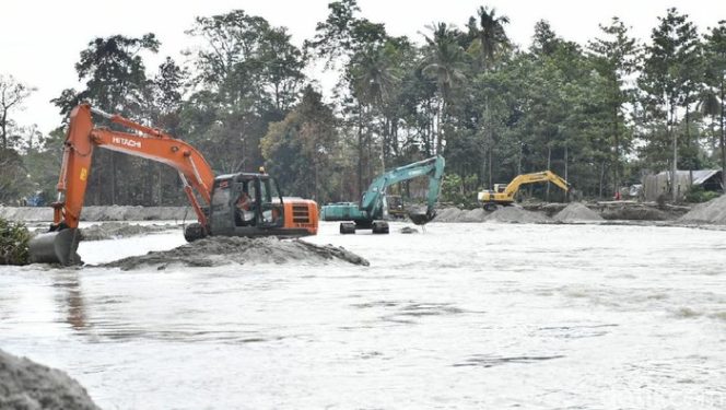 					Alat berat dikerahkan untuk normalisasi Sungai Masamba (Foto: Muhammad Riyas/detikcom)