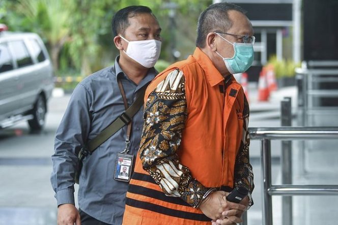 					Tersangka kasus dugaan suap gratifikasi, Nurhadi (kanan) bersiap menjalani pemeriksaan di gedung KPK, Jakarta, Jumat (19/6/2020). (ANTARA FOTO/NOVA WAHYUDI)