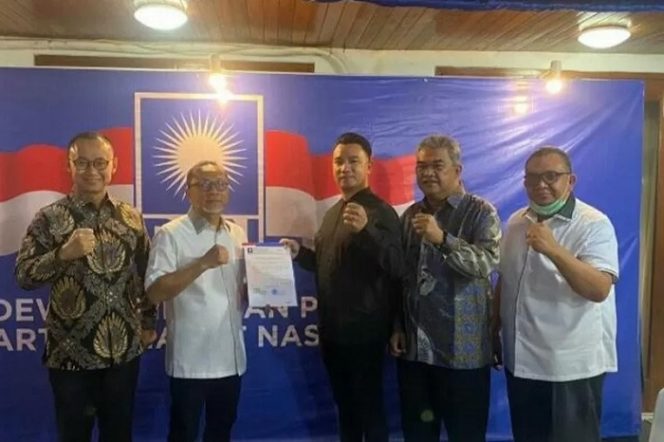 					Ketua Umum PAN Zulkifli Hasan saat menyerahkan SK dukungan kepada pasangan bakal calon Bupati Yuri Kemal Fadlullah untuk maju di Pilkada Belitung Timur Tahun 2020, di Jakarta, Rabu malam (19/8/2020). (Ist)