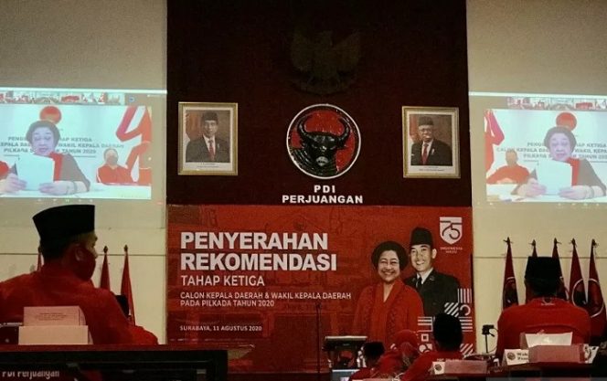 					Sejumlah calon kepala daerah dan pengurus asal PDI Perjuangan saat mendengarkan arahan Ketua Umum Megawati Soekarnoputri di sela pengumuman tahap ketiga calon kepala daerah di Surabaya, Selasa (11/08/2020). (ANTARA/Fiqih Arfani)