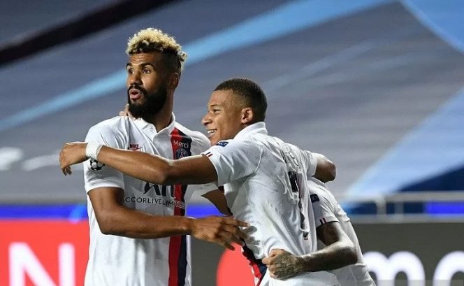 					Penyerang Paris Saint-Germain Eric Maxim Choupo-Moting (kiri) melakukan selebrasi bersama Kylian Mbappe dan Neymar seusai mencetak gol penentu kemenangan atas Atalanta dalam laga perempat final Liga Champions di Stadion da Luz, Lisbon, Portugal, Rabu (12/8/2020) waktu setempat. (ANTARA/REUTERS/POOL/David Ramos)