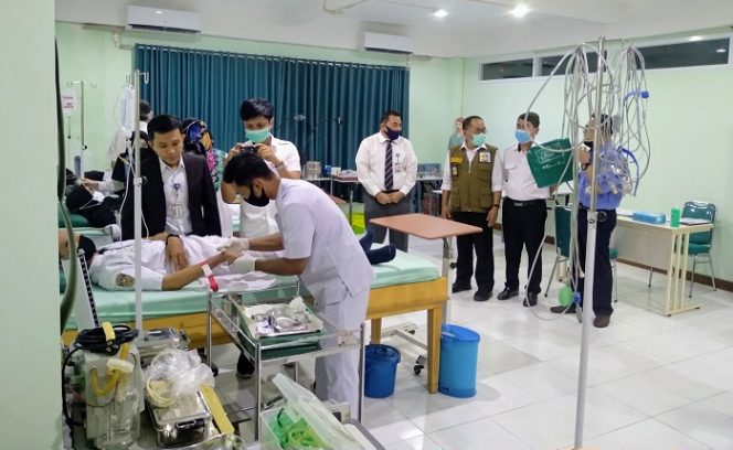 					Rektor UPA dan Kadis Kesehatan Sulsel meninjau praktek mahasiswa perawat UPA melakukan penanganan medis.