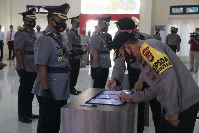 					Kapolda Sulsel Irjen Irjen Pol Drs H Mas Guntur Laupe SH, MH memimpin sertijab di Aula Mappaodang Mapolda Sulsel, Jalan Perintis Kemerdekaan Km 16 Kota Makassar, Jumat (14/8/2020). Jabatan yang diserahterimakan masing-masing tiga PJU dan empat Kapolres.