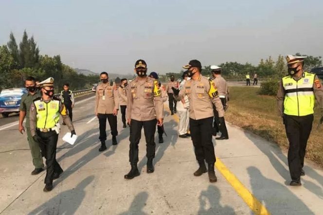 					Kapolda Jawa Barat Irjen Pol Rudy Sufahriadi (tengah) saat mengecek lokasi kecelakaan yang menewaskan delapan orang. (ANTARA/Ho Satlantas Polresta Cirebon)