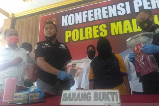 					Kepala Satuan Reskrim Polres Madiun AKP Aldo Febrianto bersama jajaran mengamankan tersangka ISM, muncikari yang melibatkan prostitusi anak di bawah umur, Selasa (11/8/2020). (Antara Jatim/Louis Rika)