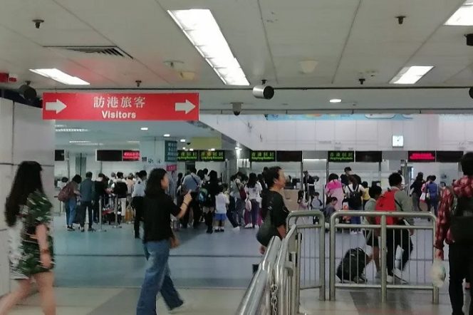 					Dok - Beberapa orang dari China daratan memasuki Hong Kong melalui pos pemeriksaan imigrasi di Hong Kong di Lohu. Pos perbatasan tersebut terhubung dengan kereta metro (MTR) menuju pusat kota Hong Kong. (ANTARA/M. Irfan Ilmie)
