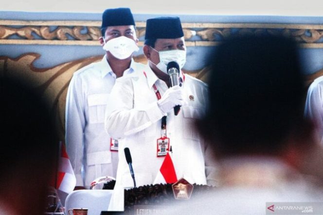 					Ketua Umum Partai Gerindra Prabowo Subianto (kedua kiri) memberikan pengarahan saat Kongres Luar Biasa (KLB) Partai Gerindra di Bukit Hambalang, Kabupaten Bogor, Jawa Barat, Sabtu (8/8/2020). KLB Partai Gerindra mengukuhkan kembali Prabowo Subianto sebagai Ketua Umum Partai Gerindra periode 2020-2025. ANTARA FOTO/Irfan Maulana/wsj.