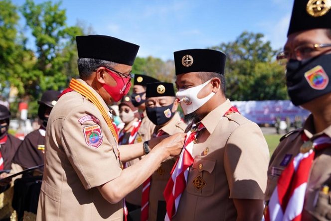 					Gubernur Sulsel Nurdin Abdullah menyematkan tanda Lencana Pancawarsa II kepada Wagub Sulsel.