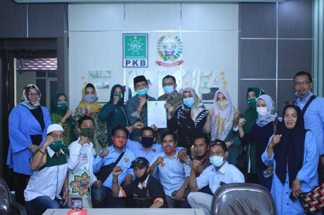 					Pasangan RAMAH dan timnya saat menerima rekomendasi PKB.