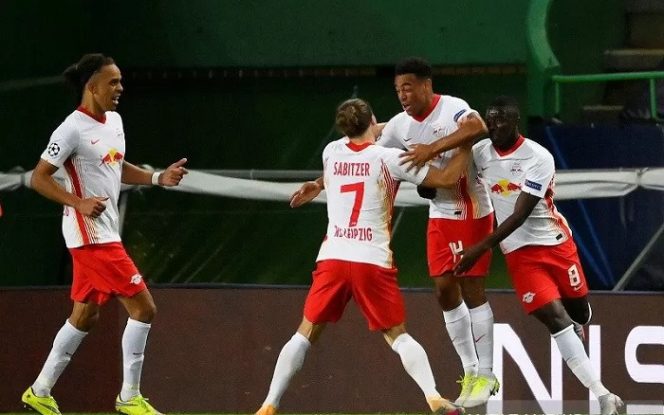					Gelandang RB Leipzig Tyler Adams (kedua kanan) melakukan selebrasi bersama rekan-rekannya seusai mencetak gol penentu kemenangan atas Atletico Madrid dalam laga perempat final Liga Champions di Stadion Jose Alvalade, Lisbon, Portugal, Kamis (13/8/2020) waktu setempat. (ANTARA/REUTERS/POOL/Lluis Gene)