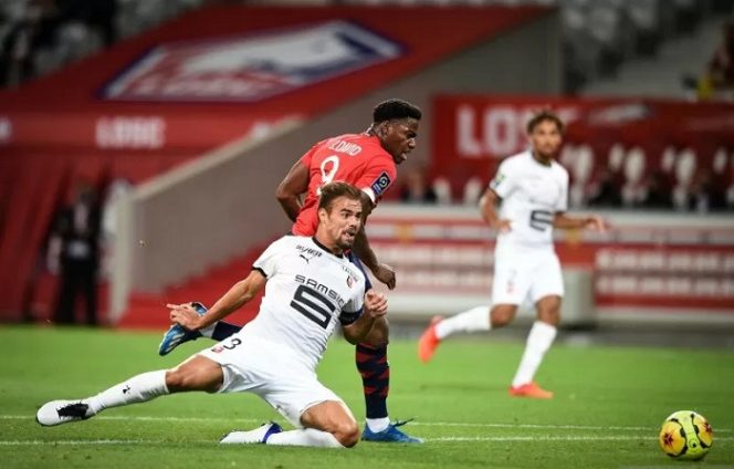 					Pemain Rennes Damien da Silva (kiri) berduel dengan pemain Lille Jonathan David (tengah) pada pertandingan Liga Prancis yang dimainkan di Stade Pierre-Mauroy, Lille, Sabtu (22/8/2020). (ANTARA/Reuters/Federico Pestellini)