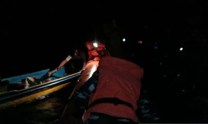 					Tim SAR gabungan Basarnas Kendari saat mengevakuasi kapal nelayan yang mengalami mati mesin di perairan Wakatobi, Jumat (21/8/2020) dini hari. (ANTARA/HO-Humas Basarnas Kendari)