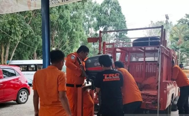 					Personel SAR yang mengevakuasi nelayan korban kapal terbakar di perairan Kabupaten Wakatobi (Foto: ANTARA/sarjono)