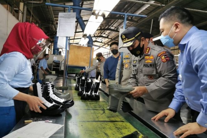 					Kabaharkam Polri Kunjungi Perusahaan Pembuat Perlengkapan Pertahanan Dalam Negeri