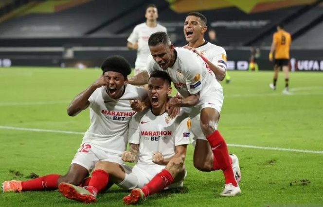 					Gelandang Sevilla Lucas Ocampos (tengah) merayakan gol yang dicetaknya ke gawang Wolverhampton Wanderers dalam pertandingan perempat final Liga Europa yang dimainkan di Schauinsland-Reisen-Arena, Duisburg, Jerman Selasa (11/8/2020). (ANTARA/AFP/FRIEDEMANN VOGEL)