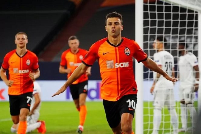 					Penyerang Shakhtar Donetsk Junior Moraes merayakan gol pertama timnya ke gawang Basel dalam laga perempat final Liga Europa di Stadion VELTINS-Arena, Gelsenkirchen, Jerman, Selasa (11/8/2020) waktu setempat. (ANTARA/REUTERS/POOL/Wolfgang Rattay)