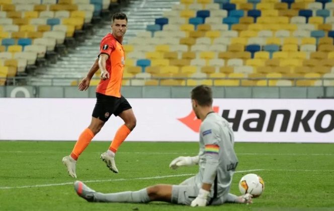 					Penyerang Shakhtar Donetsk Junior Moraes merayakan gol yang dicetaknya pada pertandingan leg kedua 16 besar Liga Europa melawan VfL Wolfsburg yang dimainkan di NSC Olimpiyskiy, Kiev, Ukraina, Rabu (5/8/2020). (ANTARA/REUTERS/VALENTYN OGIRENKO)