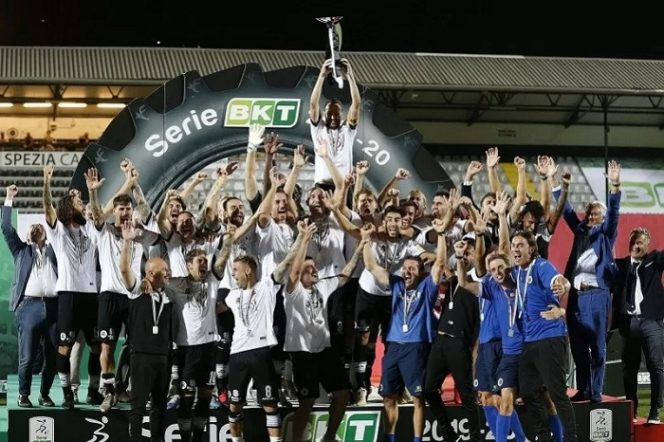 					Para pemain Spezia merayakan keberhasilan meraih tiket promosi ke Liga Italia Serie A seusai memenangi fase playoff kontra Frosinone berkat posisi klasemen Serie B kendati kalah 0-1 dalam leg kedua di Stadion Alberto Picco, Spezia, Italia, Kamis (20/8/2020) waktu setempat. (legab.it)