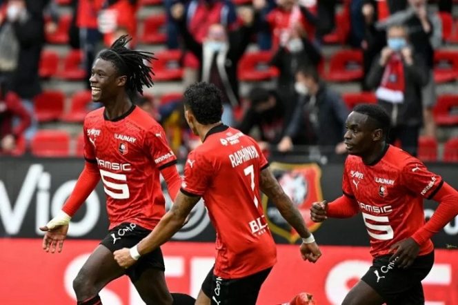 					Gelandang Stade Rennais asal Prancis Eduardo Camavinga (kiri) merayakan gol bersama rekan satu tim Raphinha (tengah) dalam laga Ligue 1 melawan Montpellier di Stadion Roazhon Park di Rennes, 29 Agustus 2020. (AFP/DAMIEN MEYER)