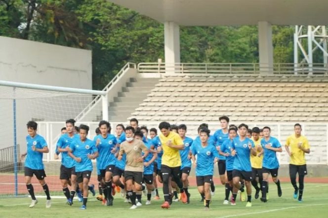 					Latihan bersama tim nasional U-19 Indonesia di Stadion Madya Gelora Bung Karno, Jakarta, Jumat (7/8/2020) sebagai bagian dari pemusatan latihan (TC) menuju laga lanjutan Kualifikasi Piala Dunia 2022 zona Asia. Konfederasi Sepak Bola Asia (AFC) kembali menunda jadwal babak kualifikasi Piala Dunia 2022 Qatar zona Asia yang tadinya Oktober-November, menjadi 2021. (ANTARA/HO/PSSI)
