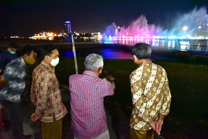 					Gubernur Sulsel Nurdin Abdullah saat uji coba air mancur di CPI Makassar.