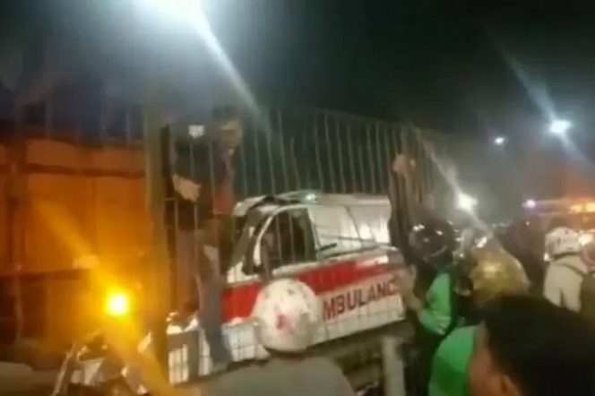 					Tangkapan layar peristiwa kecelakaan melibatkan ambulans dan truk tronton terjadi di tol Kebun Jeruk, Jakarta Barat, menewaskan pengemudi ambulans dan melukai dua penumpangnya, Sabtu (1/8/2020) (ANTARA/Laily Rahmawaty)