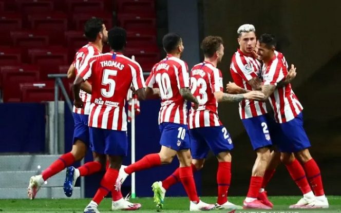 					Pesepak bola Atletico Madrid merayakan gol ke gawang Real Valladolid dalam laga lanjutan Liga Spanyol di stadion Wanda Metropolitano, Madrid, Sabtu (20/6/2020). Atletico menang 1-0. ANTARA FOTO/REUTERS/Sergio Perez/foc.