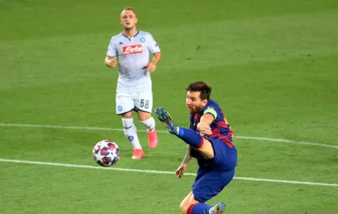 					Penyerang Barcelona Lionel Messi berusaha mengejar umpan yang dikirimkan kepadanya pada pertandingan leg kedua 16 besar Liga Champions melawan Napoli yang dimainkan di Stadion Nou Camp, Barcelona, Sabtu (8/8/2020). (ANTARA/AFP/LLUIS GENE)