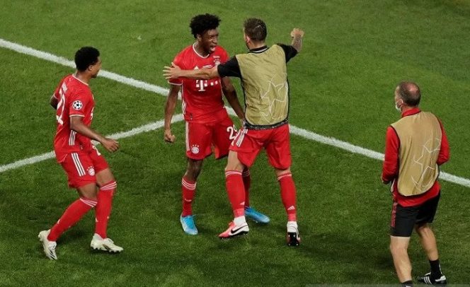 					Pemain sayap Bayern Muenchen Kingsley Coman (kedua kiri) melakukan selebrasi bersama rekan-rekannya seusai mencetak gol ke gawang Paris Saint-Germain dalam laga final Liga Champions di Stadion da Luz, Lisbon, Portugal, Minggu (23/8/2020) waktu setempat. (ANTARA/REUTERS/POOL/Manu Fernandez)