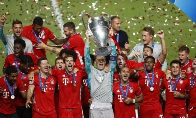 					Kiper sekaligus kapten Bayern Muenchen Manuel Neuer mengangkat trofi Liga Champions seusai menjadi juara musim 2019/20 dengan mengalahkan Paris Saint-Germain di partai final di Stadion da Luz, Lisbon, Portugal, Minggu (23/8/2020) waktu setempat. (ANTARA/REUTERS/POOL/Matthew Childs)