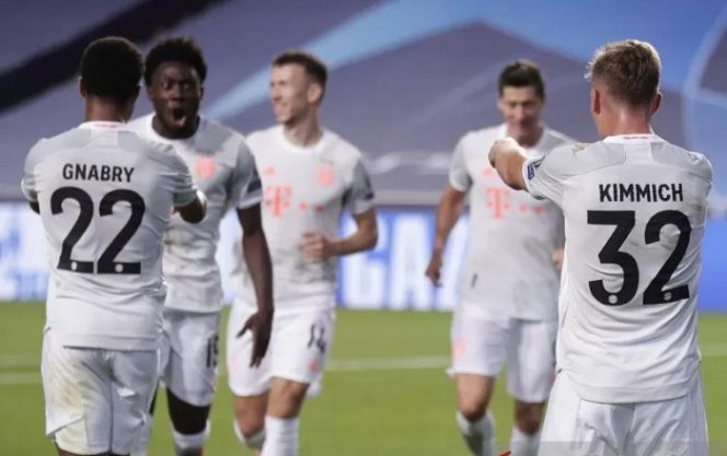 					Bek kanan Bayern Munich Joshua Kimmich (kanan) merayakan gol kelima timnya yang dicetak ke gawang Barcelona dalam pertandingan perempat final Liga Champuons, yang dimainkan di Stadion Luz, Lisbon, Portugal, Jumat (14/8/2020). (ANTARA/AFP/MANU FERNANDEZ)
