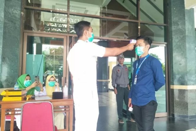 					Setiap pengunjung di RSUD Bengkalis, Riau dicek suhu tubuh oleh petugas dalam rangka antisipasi penyebaran COVID-19. (FOTO ANTARA/Alfisnardo).