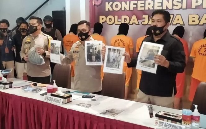 					Polisi menunjukkan barang bukti kasus pelemparan bom molotov ke Kantor PDI Perjuangan Bogor. ANTARA/Bagus Rizaldi