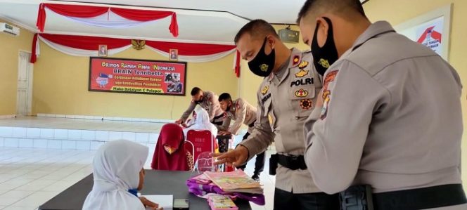 					Petugas dari Batalyon C Pelopor Satbrimob Polda Sulsel membimbing pelajar yang belajar secara daring di aula Mako Brimob Batalyon C Pelopor Jalan MH Thamrin No. 70 Kota Watampone, Kabupaten Bone, Rabu (19/8/2020). ()