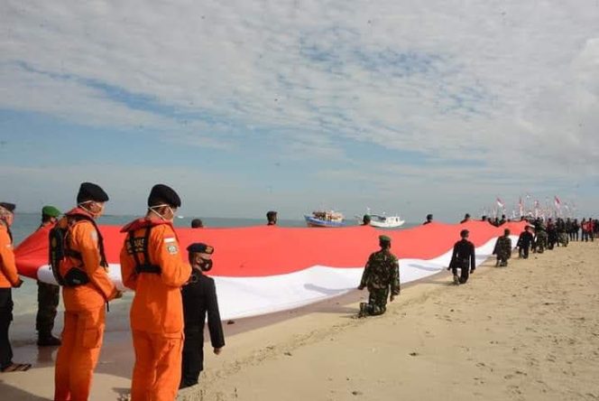 					Pengibaran bendera Merah Putih sepanjang 75 meter di Gusung Tangkulara, Kecamatan Tanete Riattang Timur, Sabtu (22/8/2020). ()