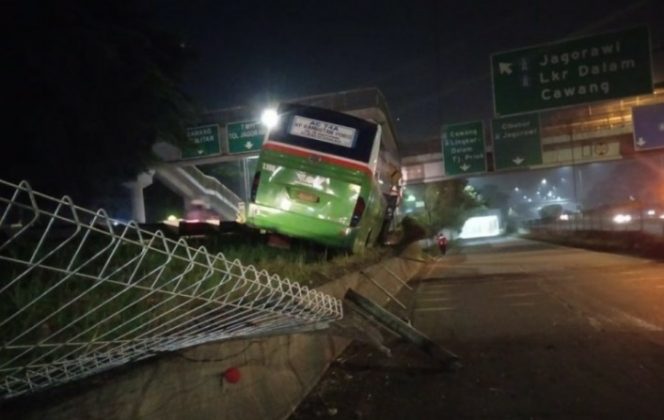 					Kecelakaan bus Mayasari menabrak median separator Jalan Tol Kampung Rambutan, Jakarta, Rabu (19/8/2020). (Instagram @tmcpoldametro)