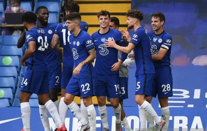 					Skuat Chelsea saat melakukan selebrasi gol melawan Wolverhampton Wanderers dalam pertandingan liga Inggris di Stamford Bridge, London, Inggris pada 26 Juli 2020.(Pool via REUTERS/DANIEL LEAL-OLIVAS)