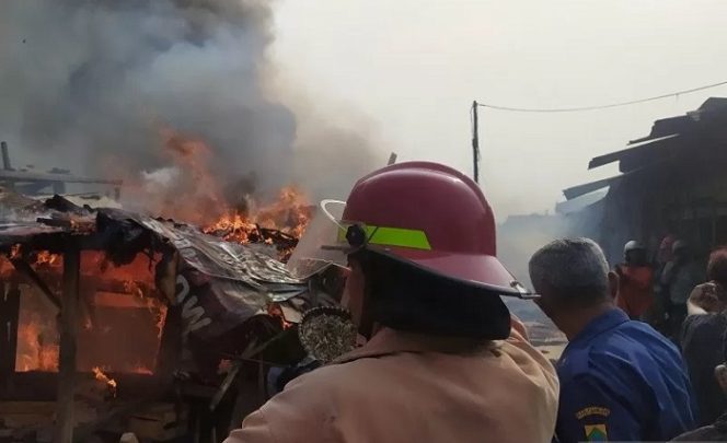 					Petugas Pemadam Kebakaran Cianjur, Jawa Barat, berusaha memadamkan api yang membakar seratusan kios di Pasar Ciranjang, enam unit mobil pemadam kebakaran dan dua water canon dari Polres Cianjur diturunkan membantu memadamkan api, Senin (10/8/2020). ANTARA/Ahmad Fikri