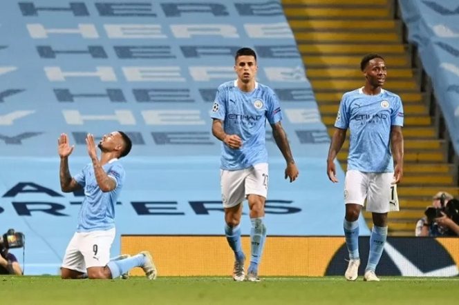 					Penyerang Manchester City Gabriel Jesus (kiri) melakukan selebrasi usai mencetak gol kedua timnya ke gawang Real Madrid dalam laga leg kedua babak 16 besar Liga Champions di Stadion Etihad, Manchester, Inggris, Jumat (7/8/2020) waktu setempat. (ANTARA/REUTERS/POOL/Shaun Botterill)