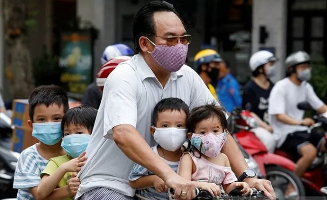 					Seorang pria mengendarai sepeda membawa anak-anaknya melewati sebuah jalan ditengah mewabahnya virus corona (COVID-19), di Hanoi, Vietnam, Senin (27/7/2020). ANTARA FOTO/REUTERS/Kham/pras/djo.