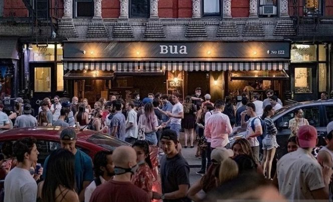 					Sejumlah warga menikmati minuman di luar sebuah bar di East Village, New York City, Amerika Serikat, Jumat (12/6/2020), saat fase pembukaan kembali perekonomian di tengah penyebaran penyakit virus corona (COVID-19). (ANTARA/REUTERS/Jeenah Moon/TM/aa)