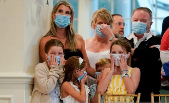 					Sekelompok hadirin yang tidak memakai masker pelindung, mengenakan dan memakai masker yang disediakan oleh Gedung Putih akibat pandemi virus corona (COVID-19) saat menunggu konferensi pers oleh Presiden Donald Trump di resor golf miliknya di Bedminster, New Jersey, Amerika Serikat, Jumat (7/8/2020). REUTERS/Joshua Roberts/HP/djo (REUTERS/JOSHUA ROBERTS)