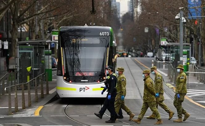 					Kepolisian Negara Bagian Victoria dan ADF berpatroli di sepanjang Jalan Bourke pada saat otoritas kota menerapkan aturan karantina wilayah untuk menghentikan penyebaran wabah virus corona (COVID-19), di Melbourne, Australia, 7 Agustus 2020. ANTARA/AAP Image/James Ross via REUTERS/TM/am.