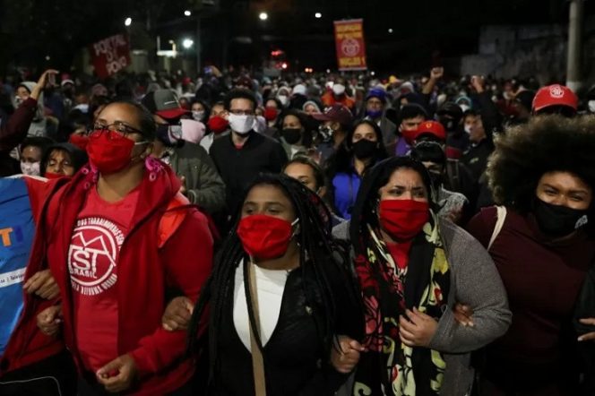 					Para anggota Homeless Workers' Movement Brazil (MTST) berpartisipasi dalam sebuah protes menuntut perumahan yang terjangkau bagi kalangan berpenghasilan rendah di Sao Paulo, Brazil, Kamis (30/7/2020). ANTARA FOTO/REUTERS/Amanda Perobelli/pras/cfo