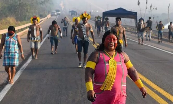 					Masyarakat adat Kayapo memblokir jalan raya nasional BR 163 Brasil, karena mereka memprotes tindakan pemerintah di tanah adat untuk menghindari penyebaran penyakit virus corona (COVID-19), di Novo Progresso, negara bagian Para, Brasil, Senin (17/8/2020). ANTARA/REUTERS/Lucas Landau/aa.