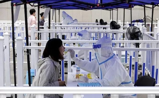 					Seorang warga diambil sampel lendirnya oleh petugas medis di Beijing, China, dalam tes asam nukleat COVID-19. (ANTARA/HO-CRI/mii/TM)