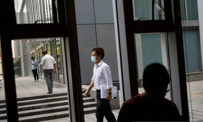 					Seorang warga yang memakai masker terlihat melewati Starbucks pada pagi hari yang sibuk di kawasan Financial Street, dit engah wabah penyakit virus corona (COVID-19), di Beijing, China, Kamis (16/7/2020). REUTERS/Tingshu Wang/nz/djo