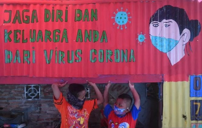 					Anak-anak bermain di samping mural tentang pencegahan COVID-19 di Jakarta, Senin (27/7/2020). ANTARA FOTO/Akbar Nugroho Gumay/pras.